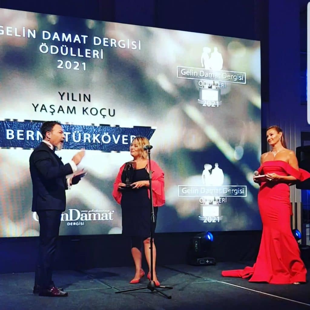 ICF Koçu Berna Türköver Yılın Yaşam Koçu Ödülünü Alırken Bir Kesit